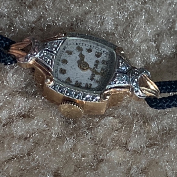 Women’s tiny 14k gold watch with strap band. - Picture 10 of 10